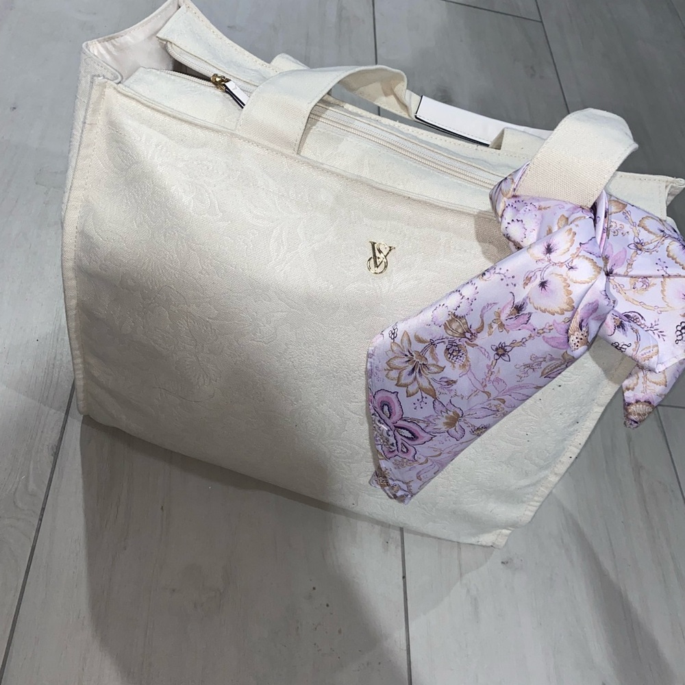 Victoria's Secret White Floral Tote - Picture 6 of 6